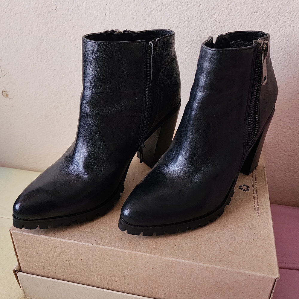 Steve Madden Black Ankle Boots with Side Zipper Size 7.5M